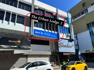 瓜拉丁加奴The Urban Lodge 1的建筑物一侧的工会小屋读的标志