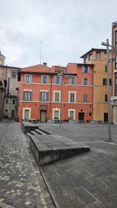 福利尼奥Piccolo Loft的前面有长椅的大砖砌建筑