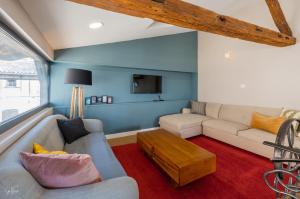 阿尔比Le Piale - Terrasse - Emplacement idéal的带沙发和电视的客厅