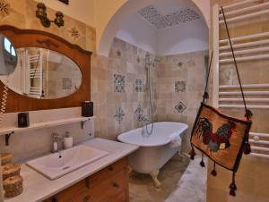 拉马萨达尔苏阿德旅馆的浴室配有盥洗盆、浴缸和盥洗盆
