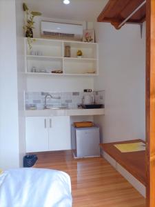 Lapu Lapu CityMactan Hostel的厨房配有白色橱柜和水槽