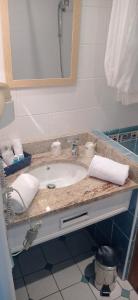 康卡勒奎因酒店的浴室的柜台设有水槽和镜子
