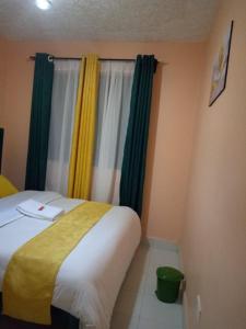 EmbuEmbu Paradise 1 bedroom AirBNB的一间卧室配有一张带绿色和黄色窗帘的床