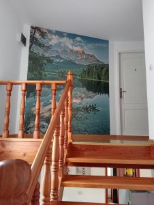 古拉哈莫卢洛伊Casa Popa的楼梯旁墙上的山壁画