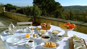 OudonChâteau Haute Roche的一张桌子,早餐包括鸡蛋面包和水果