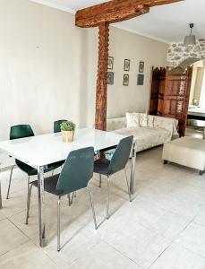 梅加尼西岛Mistral Houses的一间配备有白色桌椅的用餐室