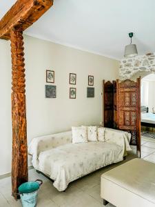 梅加尼西岛Mistral Houses的客厅配有沙发和桌子