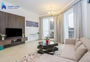 迪拜Luxurious 2BR Apartment near Palm Jumeirah的带沙发和电视的客厅