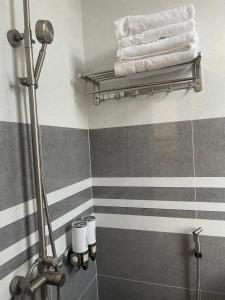 Tràm ChimVIEW HOTEL- TRÀM CHIM的浴室拥有灰色和白色条纹的墙壁和毛巾