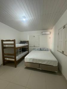 卡诺格布拉达My House Canoa的一间卧室配有床和双层床。
