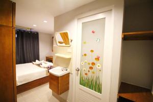 曼谷L Hotel的客房设有一张床和一间带窗户的浴室