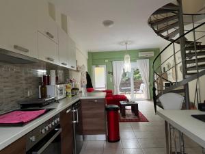 福德勒Villa Mandarin Grove Alyanoe的一间带楼梯的厨房和一间客厅