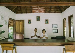 KangkakawalThe Kelong Trikora Resort的站在房间里的一个男人和一个女人