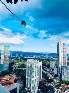 吉隆坡Dorsett Suites City Center KL的从大楼顶部可欣赏到城市美景