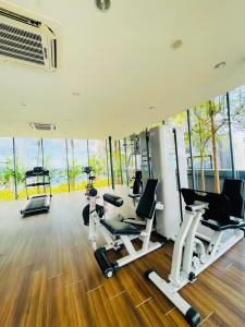 吉隆坡Dorsett Suites City Center KL的健身房设有跑步机和椭圆机