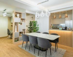 胡鲁马累Aira Residence - 2nd Floor 1007的厨房以及带桌椅的用餐室。