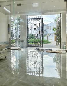 Cái RăngCăn hộ mới - 4 Phòng ngủ lớn tại Khu Biệt Thự Nam Long- Bê Tông Residences的一个带金属门的游泳池的房间