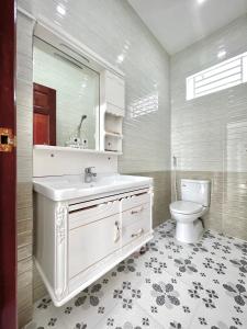 Cái RăngCăn hộ mới - 4 Phòng ngủ lớn tại Khu Biệt Thự Nam Long- Bê Tông Residences的白色的浴室设有水槽和卫生间。