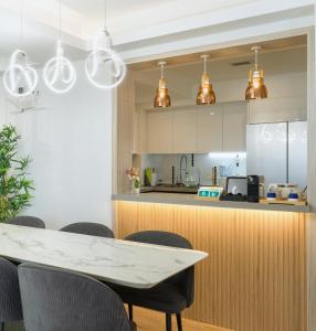 胡鲁马累Aira Residence - 2nd Floor 1007的一间带桌子的用餐室和一间厨房