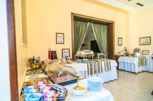 特普利采乔瓦尼贾科莫酒店的一间设有两张桌子和白色桌布的房间