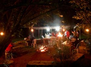 BugeseraLakeside Fish Farm的一群人晚上坐在火炉旁