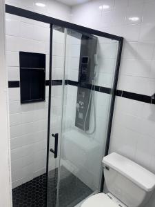 布鲁克林Cozy & Relax LLC Airb&b的带淋浴、卫生间和电话的浴室
