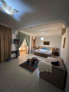 萨菲Riad Ras Lafaa的一个带床和沙发的大客厅