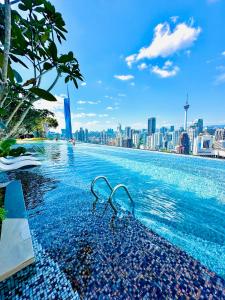 吉隆坡Dorsett Suites City Center KL的一座城市天际线的游泳池