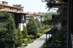 索佐波尔Private holiday flat by seaside - Santa Marina- Sozopol的享有花园的景色。