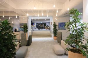 普雷代亚尔阿瑞子特酒店的大堂种植了盆栽植物,设有楼梯