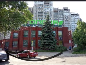第聂伯罗2 room Modern Apartment的停在大楼前的红色汽车