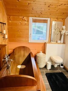 阿彭策尔Chalet - Kleines Paradies -的带浴缸和卫生间的浴室。