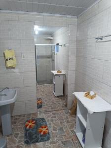 拉热斯Casa Amarela的白色的浴室设有水槽和淋浴。