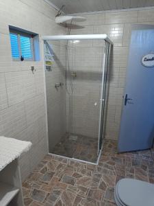 拉热斯Casa Amarela的浴室里设有玻璃门淋浴
