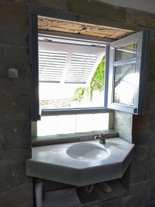 派尔季卡To Spitaki House的浴室窗户下的盥洗盆