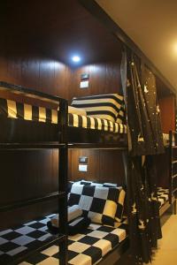 科隆J & J Homestay的两张双层床,位于一个设有 ⁇ 架的房间里