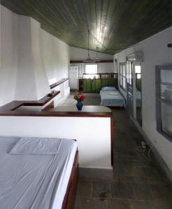 派尔季卡To Spitaki House的带两张床的房间和厨房