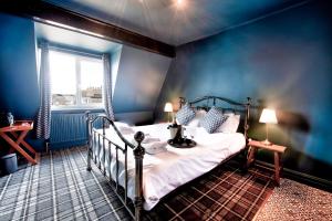 斯卡伯勒The Victoria Hotel的蓝色客房中一间带床的卧室