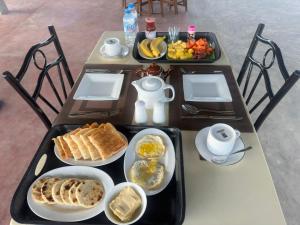 阿努拉德普勒Emerald Home Stay的一张桌子,上面放着早餐盘