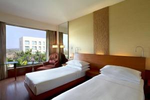 浦那浦那凯悦酒店的酒店客房设有两张床和大窗户。
