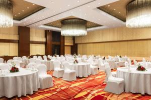 浦那浦那凯悦酒店的宴会厅配有白色的桌椅和吊灯