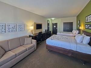 Columbia哥伦比亚司丽普酒店及套房的酒店客房,设有两张床和一张沙发