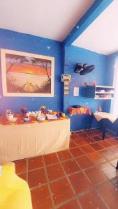 阿拉亚尔-杜卡布PARAÍSO TOM DO MAR 2的一间拥有蓝色墙壁的客房,并在客房内配有一张桌子