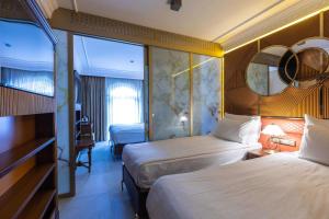 伊斯坦布尔Wyndham Istanbul Old City的酒店客房,设有两张床和镜子
