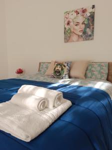 巴勒莫Casa il Bergamotto的两张床,上面有毛巾