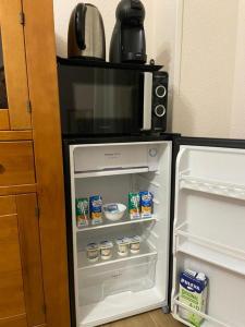 卡拉瓦卡·德·拉·克鲁斯Apartamento CON TERRAZA的门打开的冰箱内有食物