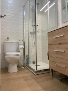 卡拉瓦卡·德·拉·克鲁斯Apartamento CON TERRAZA的一间带卫生间和玻璃淋浴间的浴室