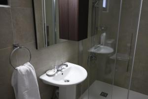 卡科佩特里亚Rifugio Retreat Bed&Breakfast的一间带水槽和淋浴的浴室
