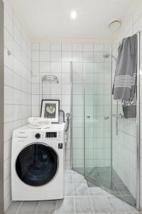 奥斯陆Welhavensgate 3A的带淋浴的浴室内的洗衣机