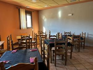 Torres de AlbarracínHotel el Cid的一间用餐室,内设桌椅